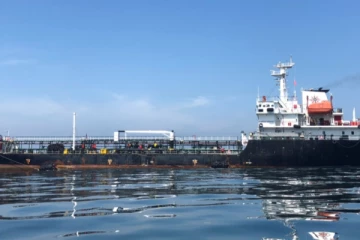 வெனிசுலா எண்ணெய்க் கப்பல்களுக்கு அமெரிக்கா தடை; கடற்கொள்ளை என சினம்