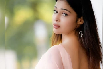 தர்ஷா குப்தா இப்படி ஒல்லி ஆகிட்டாரே? சேலையில் வேற லெவல் போஸ்..