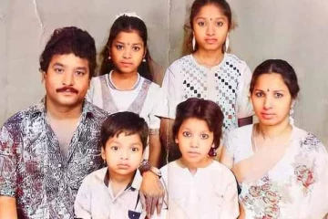 தனது குடும்பத்துடன் அழகாக போஸ் கொடுக்கும் இந்த பிரபல நடிகர் யார் தெரிகிறதா?