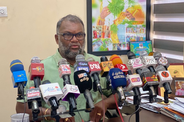 கஜேந்திரகுமார் அணி 13ஐ ஏற்றுக்கொள்ளாதது வேடிக்கையானது: சாடுகிறார் கருணாகரம்(Video) | 13 Arrestment Shinhala Tamil Crisis
