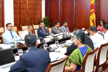 அரச ஊழியர்கள் தொடர்பில் அவசர நடவடிக்கை! பிரதமர் தலைமையில் ஆராய்வு