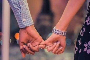 மருத்துவமனை காத்திருப்பு பகுதியில் உல்லாசம்; காதல் ஜோடியின் அநாகரீக செயல்