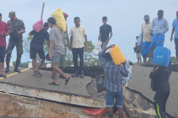 நாயாறு பாலத்தின் போக்குவரத்து படகு பயணம் இலவசம் | Ferry Ride On The Mullaitivu Nehru Bridge Is Free