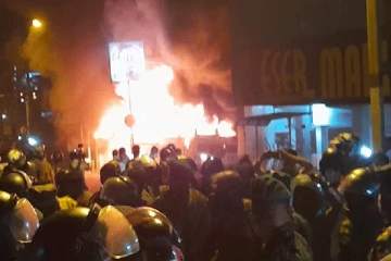 இராணுவ பேருந்துக்கு தீயிட்ட ஆர்ப்பாட்டகாரர்கள் (Video)