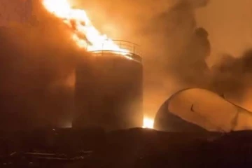 தீப்பற்றி எரியும் உக்ரைன் எண்ணெய் கிடங்கு!