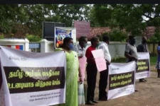 எமது உறவுகளை சிறைகளிலேயே மடிய விடாதே-அவர்கள் பயங்கரவாதிகள் அல்ல! கோசங்களுடன் உறவுகள் வீதியில்
