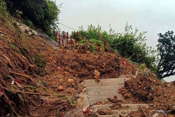 අධික වර්ෂාවත් සමඟ නල්ලතන්නිය–ශ්‍රී පාද මාර්ගයේ නායයෑමක්