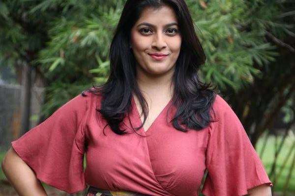 என் வாழ்க்கையிலேயே ஃபர்ஸ் டைம் தயாரிப்பாளர் அதை செய்தார்.. ஓப்பனாக பேசிய சரத்குமார் மகள் | Varalaxmi About Movie Producer