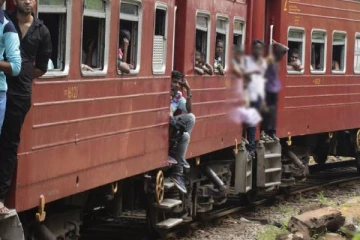 ரயிலில் மோதி பரிதாபமாக உயிரிழந்த பெண்!