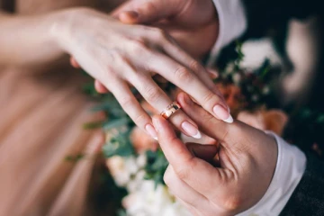 திருமண மோதிரம் ஏன் இடது கையின் 4வது விரலில் அணியப்படுகிறது! அட இப்படி ஒரு சீக்ரட் இருக்கா?