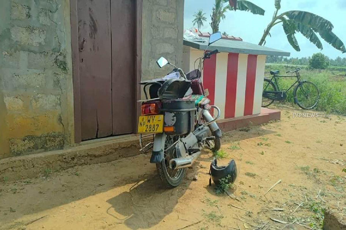 யாழில் கிணற்றில் மிதந்த சடலம் ; அநாதரவாக நிற்கும் மோட்டார் சைக்கிள்; பொலிஸார் தீவிர விசாரணை | Body Found Floating In Well In Jaffna Murder