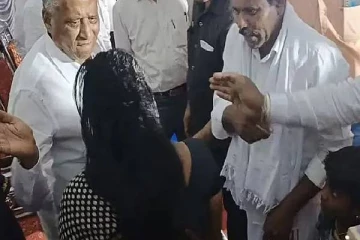 நிகழ்ச்சியில் பெண்ணின் கன்னத்தில் பளார் என்று அறைந்த அமைச்சர்