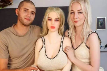 கணவனுக்கு தன்னைப்போன்ற உருவ பொம்மையை வழங்கிய மனைவி! இதுதான் காரணம்