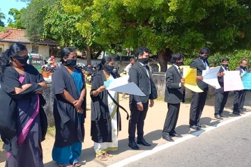 வடக்கில் சட்டத்தரணிகள் பணிப்புறக்கணிப்பு போராட்டம்! (படங்கள்)