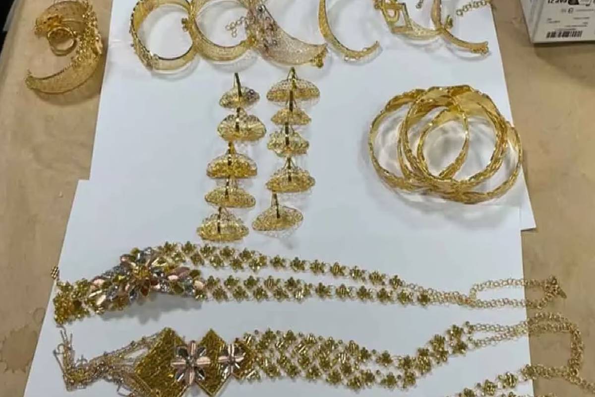 விமான நிலைய சோதனையில் சிக்கிய பயணி ; 3.65 கோடி மதிப்பிலான தங்கம் பறிமுதல் | Passenger Caught Airport Screening Gold 3 65 Crore விமான நிலைய சோதனையில் சிக்கிய பயணி ; 3.65 கோடி மதிப்பிலான தங்கம் பறிமுதல் | Passenger Caught Airport Screening Gold 3 65 Crore