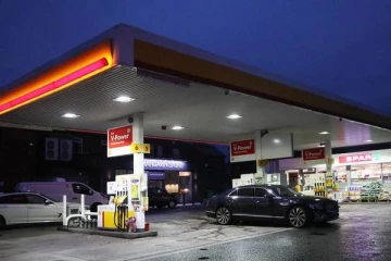 பிரித்தானியாவில் பெற்றோலுக்காக 7 மணித்தியாலம் காத்திருந்த பிரபல கால்பந்து வீரர்!