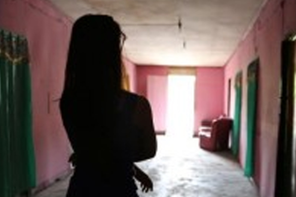 பிரபல பெண்கள் கல்லூரி அருகில் விபச்சார விடுதி; சிக்கிய யுவதி | A Brothel Near The School