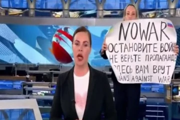 ரஷிய  செய்தி தொலைக்காட்சிக்குள் திடீரென நுழைந்த பெண்ணால் பரபரப்பு