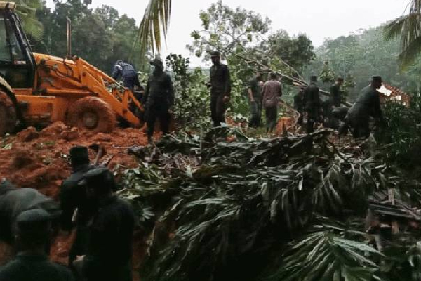 இலங்கையில் தொடரும் சோகம்: மண்சரிவில் சிக்கி 2 பேர் பலி: மூவர் மாயம்! | 2 Killed In Landslide 3 Peoples Missing Kegalle