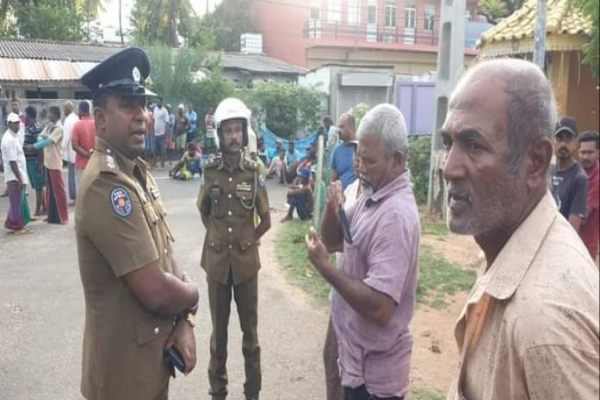 திருகோணமலையில் சட்டவிரோத மீன்பிடி: ஆர்ப்பாட்டத்தில் குதித்த கடற்றொழிலாளர்கள் | Fishermen Blocked The Road And Protested