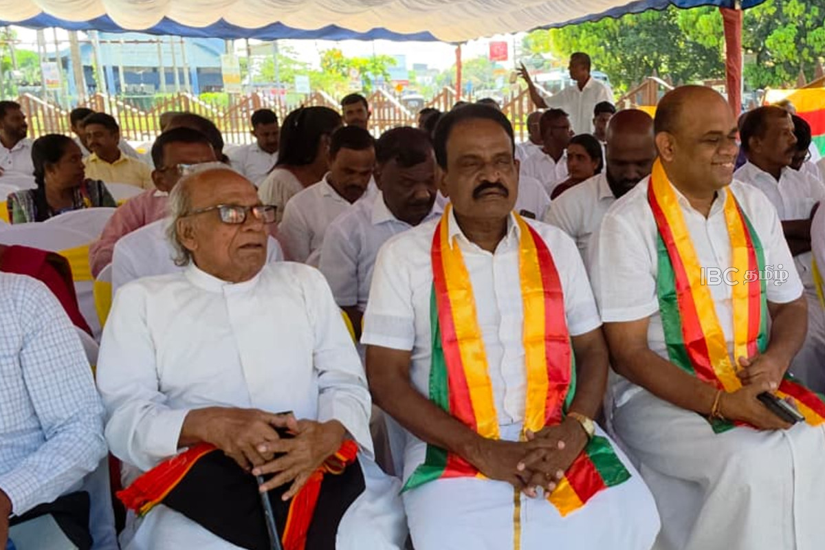 வடக்கு - கிழக்கில் முன்னெடுக்கப்பட்ட தந்தை செல்வாவின் 128வது ஜனன தின நிகழ்வு | Floral Tributes To Father Selva S Statue வடக்கு - கிழக்கில் முன்னெடுக்கப்பட்ட தந்தை செல்வாவின் 128வது ஜனன தின நிகழ்வு | Floral Tributes To Father Selva S Statue