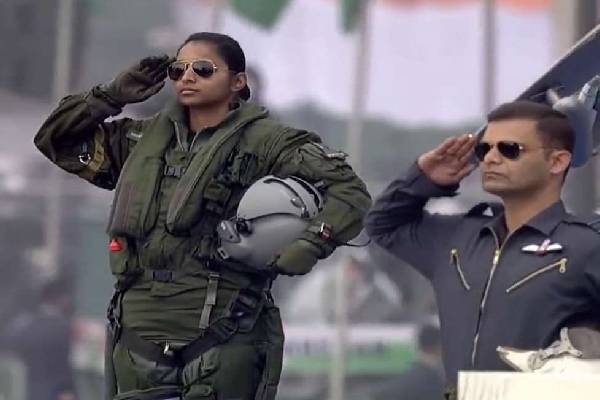 சிறைபிடித்ததாக பாகிஸ்தான் கூறிய பெண் விமானியுடன் ரஃபேலில் பயணித்த ஜனாதிபதி முர்மு | Murmu Poses With Pilot Shivangi Singh சிறைபிடித்ததாக பாகிஸ்தான் கூறிய பெண் விமானியுடன் ரஃபேலில் பயணித்த ஜனாதிபதி முர்மு | Murmu Poses With Pilot Shivangi Singh