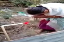 வீட்டிற்கு முதன் முதலாக வந்த தண்ணீரை வணங்கிய மூதாட்டி