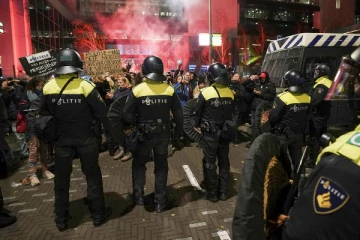 சீனாவில் போராட்டங்களை கட்டுப்படுத்திய பொலிஸார்!