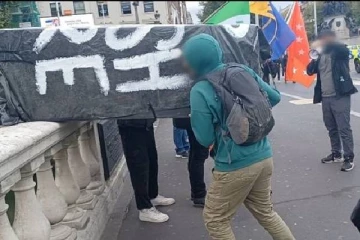 அரச முடியாட்சிக்கு எதிர்ப்பு: ராணியின் மரணத்தை குறிக்கும் சவப்பெட்டியை ஆற்றில் வீசிய போராட்டக்காரர்கள்