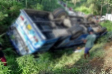 තවත් බස් රථයක් පෙරළෙයි.