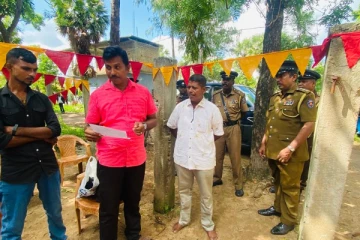 வெல்லாவெளியில் மாவீரர்களின் பெற்றோரை கௌரவிக்கும் நிகழ்வு பொலிஸாரால் இடைநிறுத்தம் (Video)