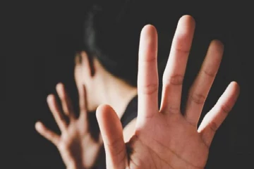 இருட்டான அறையில் மனநலம் பாதிக்கப்பட்ட பெண்ணுக்கு நேர்ந்த கொடூரம்