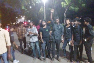 யாழ். பல்கலையில் வெடிகொளுத்தி மகிழ்ச்சியை தெரிவித்த மாணவர்கள் (காணொளி)