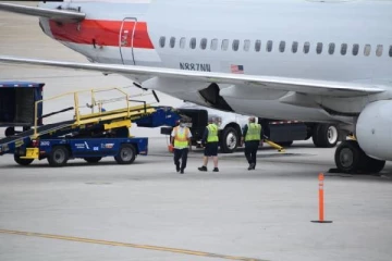 விமானத்தின் இயந்திரத்தில் சிக்கி பரிதாபமாக பலியான நபர்