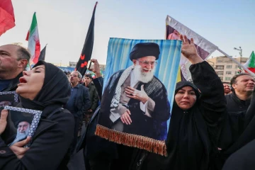 அமெரிக்கா – இஸ்ரேல் தாக்குதலுக்கு பின்னர் பதற்றம் ; ஈரான் முழுவதும் துக்கப் பேரணி