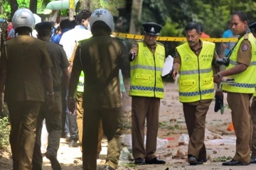 மோட்டார் சைக்கிள் சோதனையின் போது மோதல் : நால்வர் வைத்தியசாலையில்