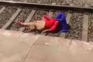 செல்போன் அரட்டையில் மூழ்கிய பெண்....தலைக்கு மேல் கடந்து செல்லும் ரயில்! பதற வைத்த காட்சி