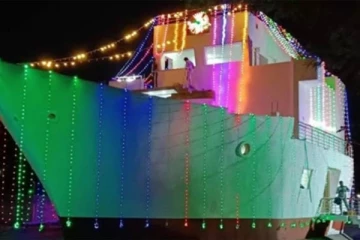 கப்பலில் போக ஆசைப்பட்ட மனைவிக்காக கப்பலைப்போலவே வீடு கட்டிய கணவன்!