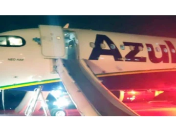 சற்று நேரத்தில் வெடித்து சிதற இருந்த விமானம் - 132 பயணிகளின் உயிரை காப்பாற்றிய பணிப்பெண்