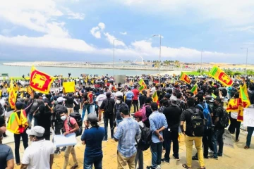 மக்கள் கூட்டத்தால் நிரம்பிய காலி  முகத்திடல்; அடிபணிவாரா கோட்டாபய?