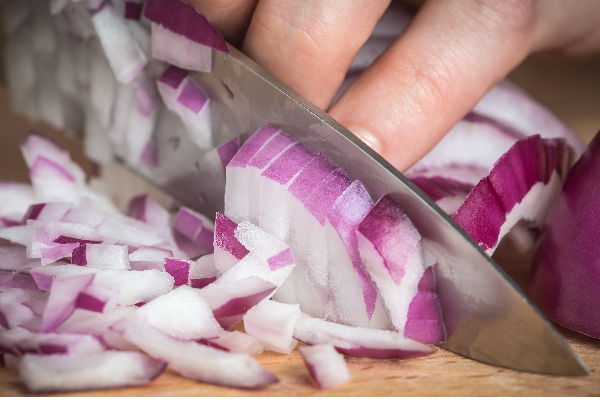 பச்சையாக வெங்காயம் சாப்பிட்டால் என்னவெல்லாம் நடக்கும் தெரியுமா? கட்டாயம் தெரிஞ்சிக்கோங்க...! | Reasons For Eating Raw Onion Daily