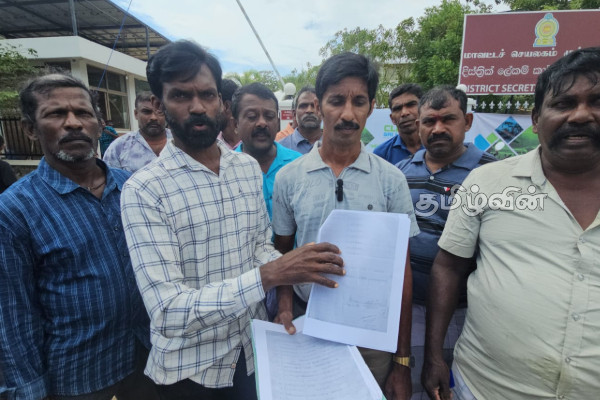 வெள்ள நிவாரணத்தில் பக்கச்சார்பு : அரசாங்க அதிபருக்கு மனு கொடுத்த கிராம மக்கள் | Bias In Flood Relief Mullaithivu