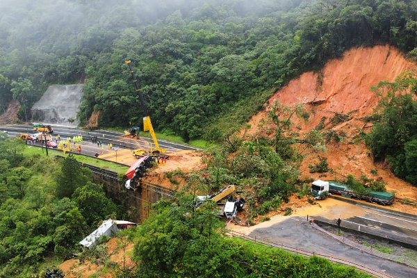 தலவாக்கலை - தவலந்தென்ன வீதி மண்சரிவினால் சேதம் | Talawakelle Landslide