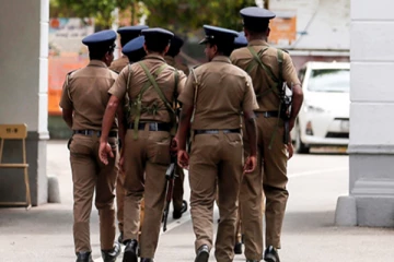யாழில் பொலிஸார் எனக் கூறி வீட்டினுள் நுழைந்த கொள்ளையர்கள்!