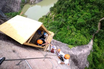 மலைப்பாறையில் தொங்கும் பெட்டிக்கடை; மலையேறுபவர்களுக்கான ஸ்நாக்ஸ் கடை!