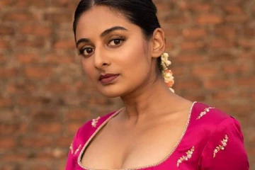 வெறும் துண்டுடன் மிரர் போஸ்! கமல் ஹாசன் ரீல் மகள் எஸ்தர் வெளியிட்ட புகைப்படம்