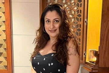 43 வயது மாளவிகாவா இது.. ஷார்ட் உடையில் கிளாமர் போஸ்