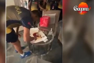 හැමෝගෙම අත්පොලසන් මැද උපන්දිනය සැමරු දසුන් ශානක.. (VIDEO)