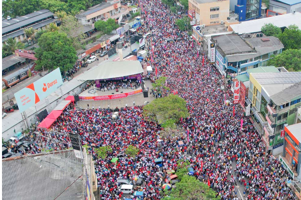எந்தவொரு நேரத்திலும் அரசாங்கத்தை கவிழ்க்க தயார்: நுகேகொடை மேடையில் சூளுரைத்த நாமல் ராஜபக்ச! | Overthrow The Government Namal Rajapaksha