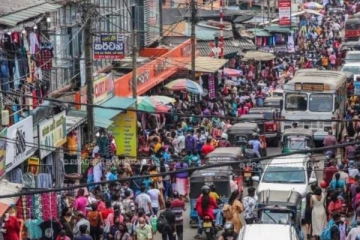 கோவிட் சட்டங்களை மறந்து கடைகளில் குவிந்த பல்லாயிரகணக்கான மக்கள்